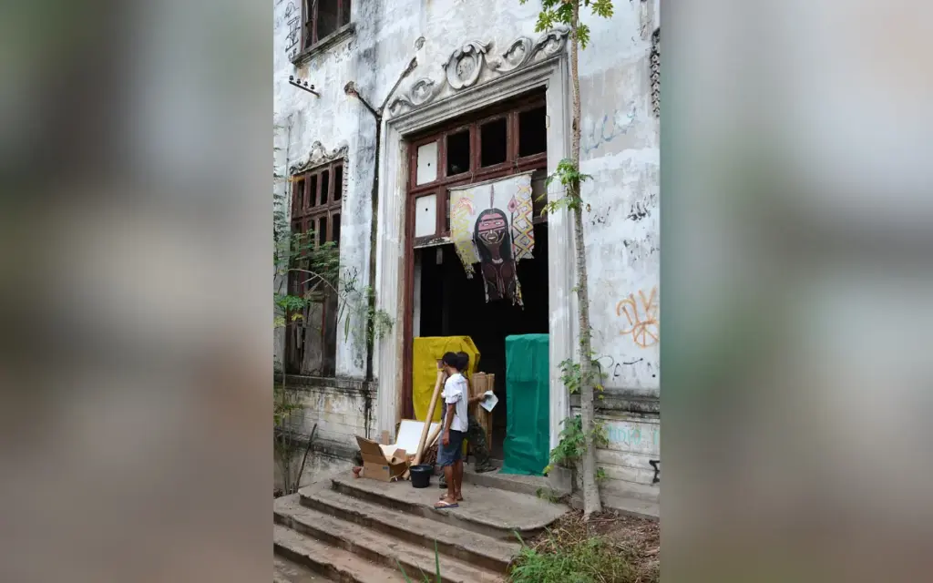 Aldeia Maracanã (Maracana Village) is the occupation of a historic building, where was created the first Brazilian institution for the preservation of the indigenous culture. On January 12th, 2013, the Rio de Janeiro military police troops, surrounded the building and attempted to evict the Indians, for the World Cup works could continue. Part of the population, in solidarity with the indigenous cause, occupied the building, facing and defeating government forces, who canceled the demolition.